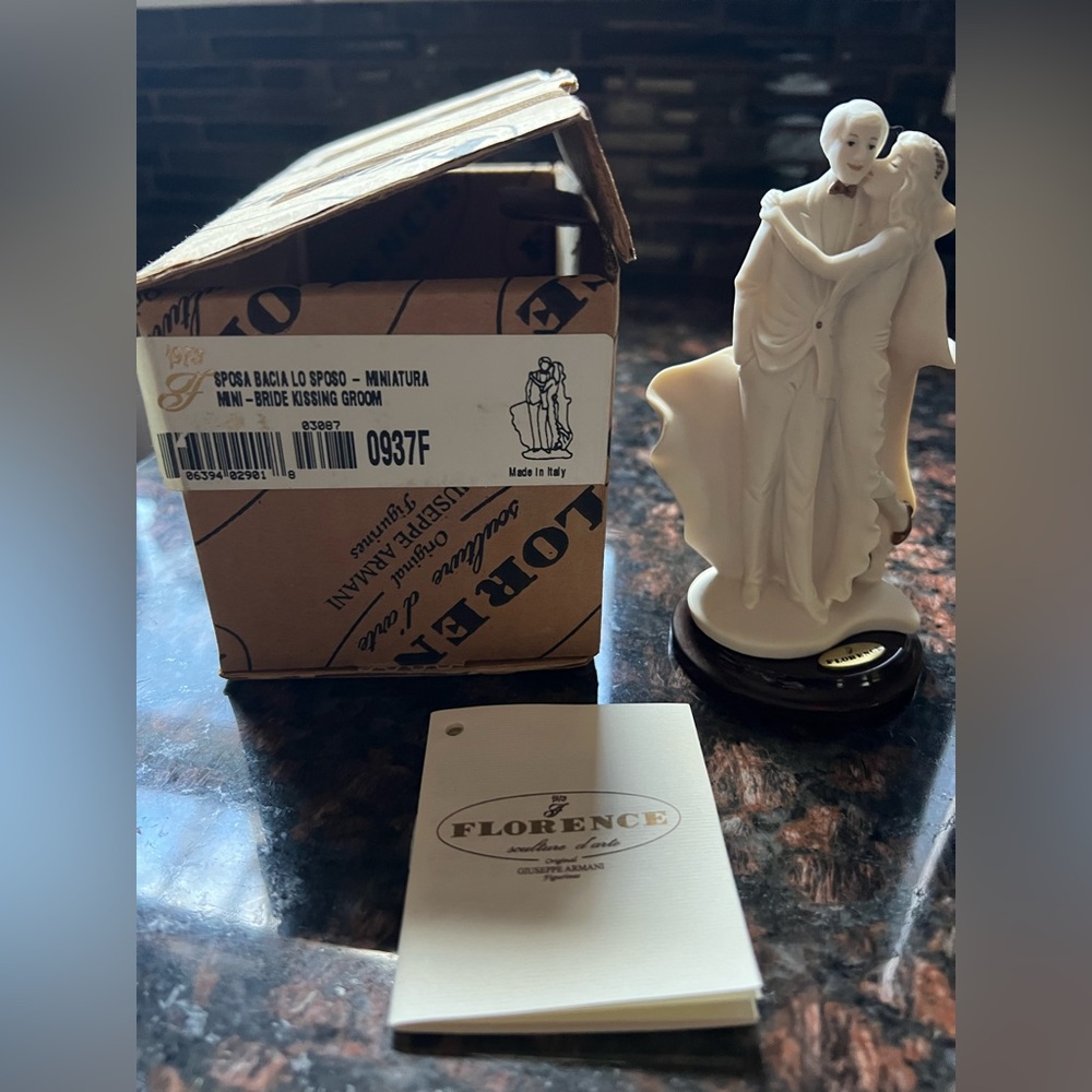 Giuseppe Armani figurine “Bride kissing Groom”